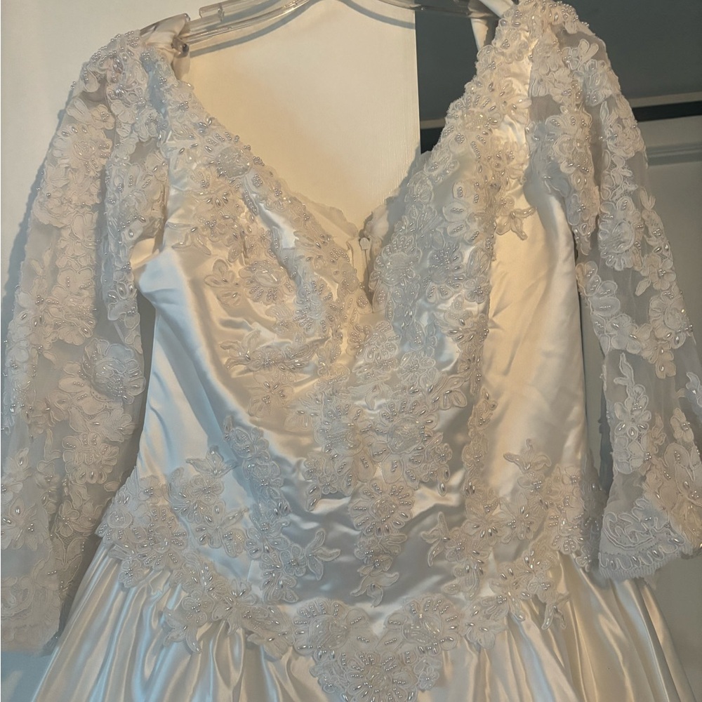 Elegant White Lace Wedding Dress